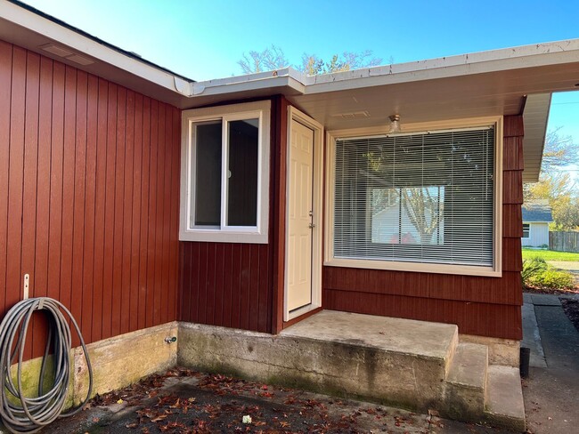 Building Photo - Freshly updated 2 bedroom duplex in Thurston!