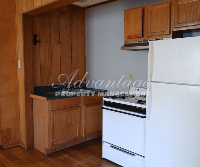 Building Photo - Charming Studio Apartment - Parkway Villag...