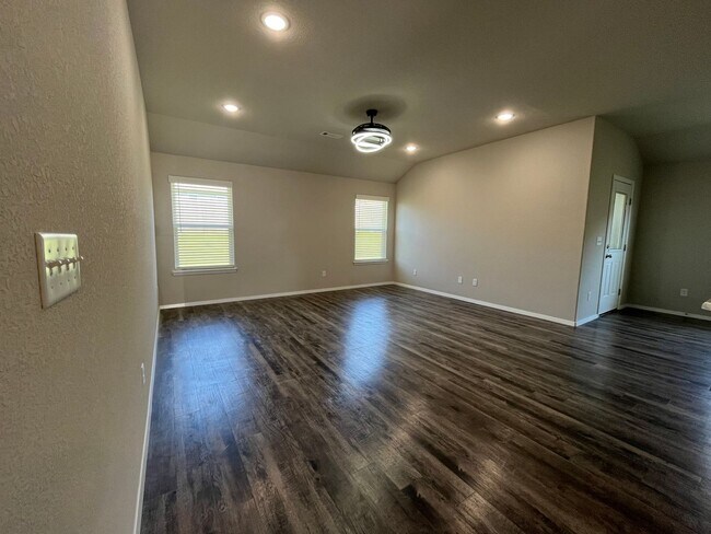 Building Photo - 3 Bedroom Bentonville Home Available for R...