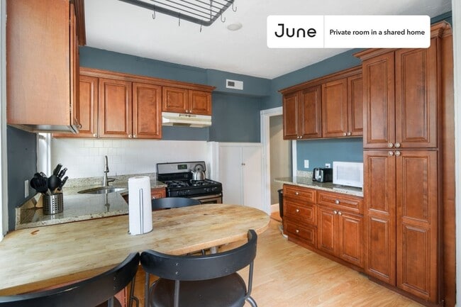 Building Photo - Room in Shared 7 bed/2.5 bath home