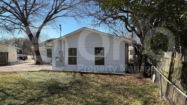 Building Photo - 4320 Live Oak Dr