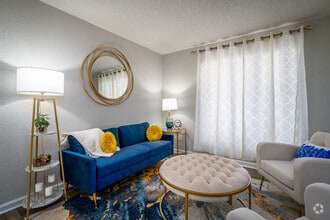 2BR, 2BA - 917SF - Woodlake Meadows