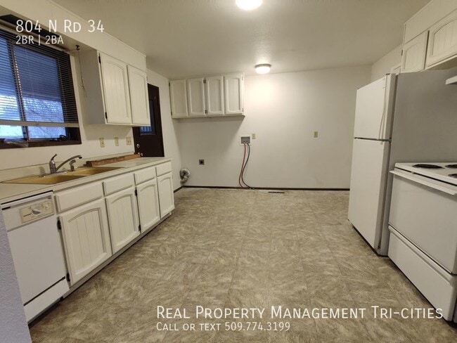 Building Photo - Duplex on Large Lot with Extra Parking