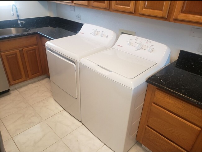 Building Photo - Meridian East 2BR/1.5 BA/1 PHG $2800