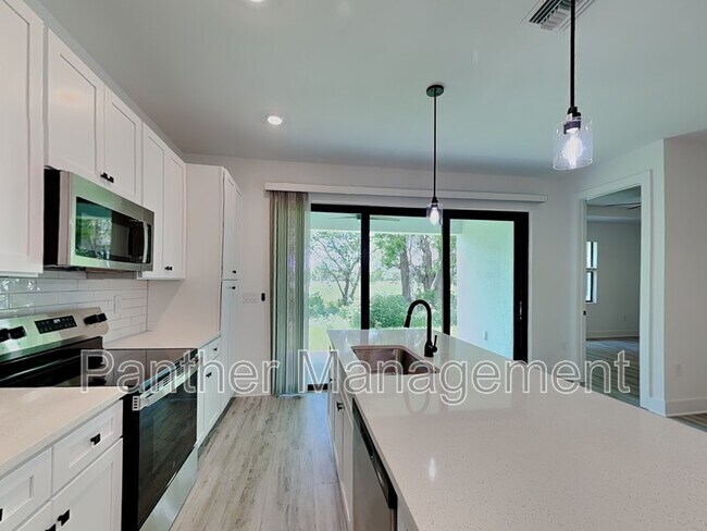 Foto del edificio - 26483 Explorer Rd