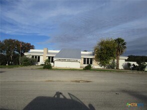 Building Photo - 421 Watts Ln