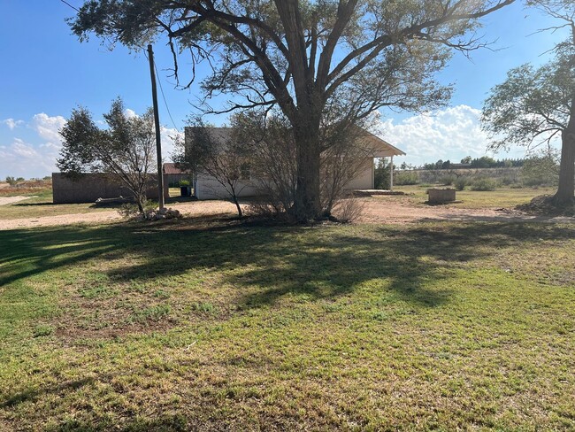 Building Photo - Country Living Home