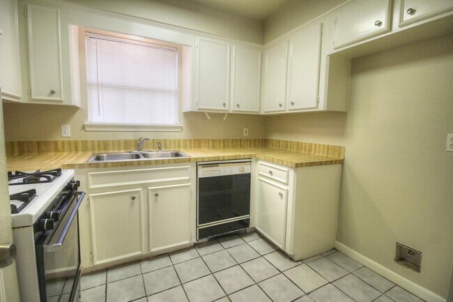 Building Photo - 47 Summer Crest Cir