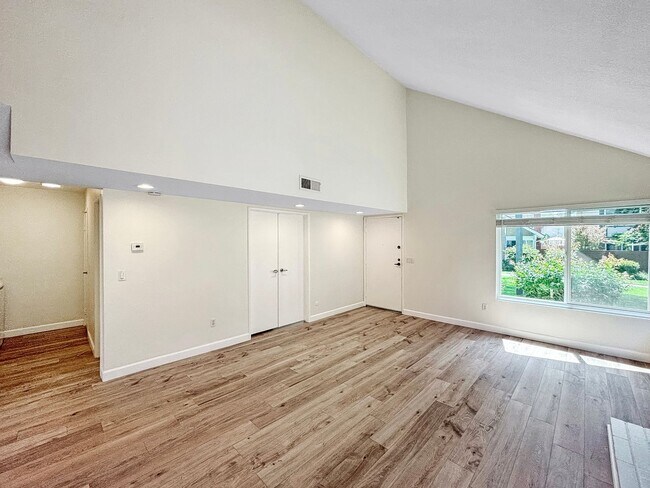 Foto del edificio - Spacious 4BD/2BA Townhouse in Tierrasanta ...