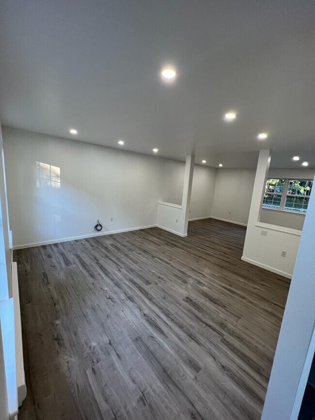 Building Photo - 414 Laramie Rd