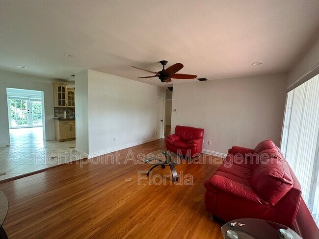 Foto del edificio - 445 NE 109th St