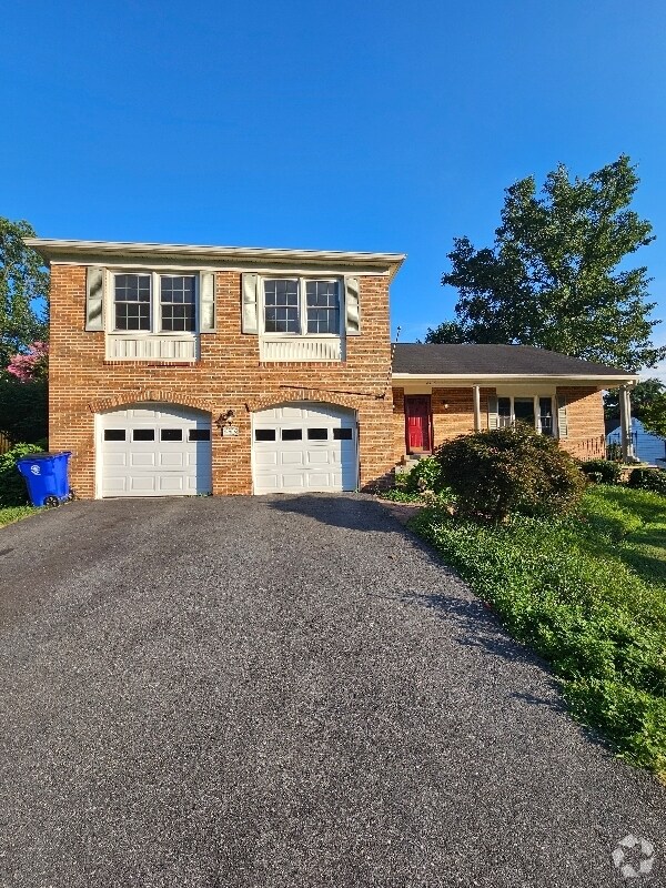 Building Photo - 2305 Holly Spring Dr