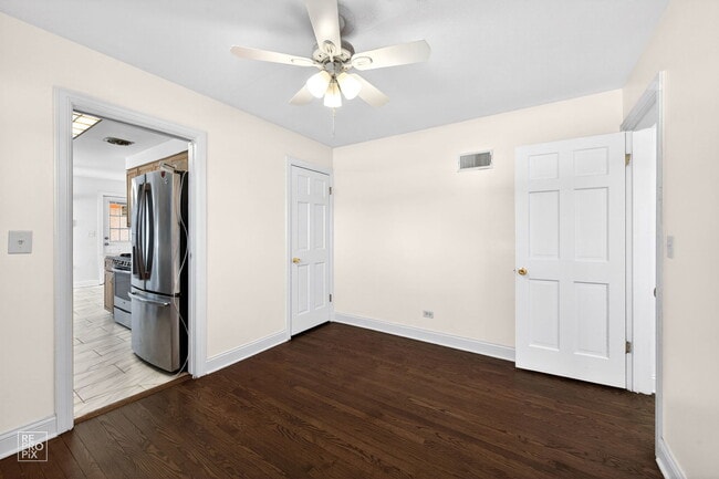 Building Photo - 304 E Golf Rd