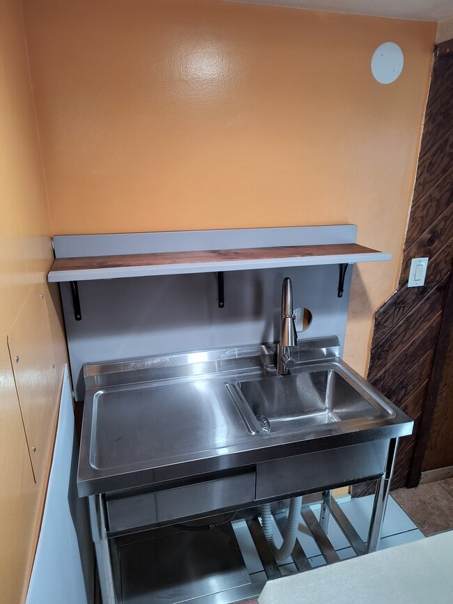 Cocina pequeña con fregadero - 5739 Winnetka Ave