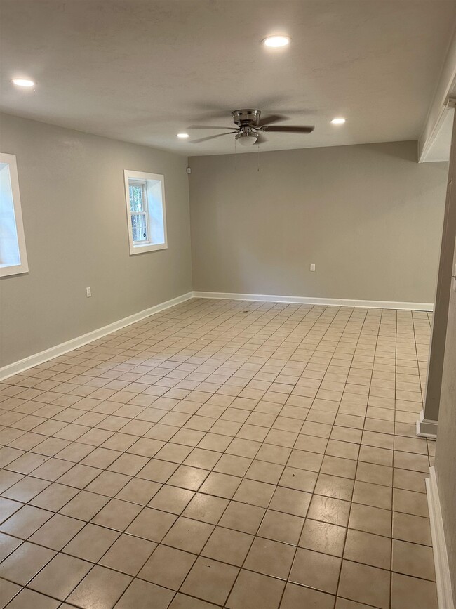 Building Photo - 2209 Gibbs Dr