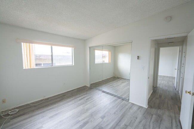 Building Photo - 702 N Paulina Ave