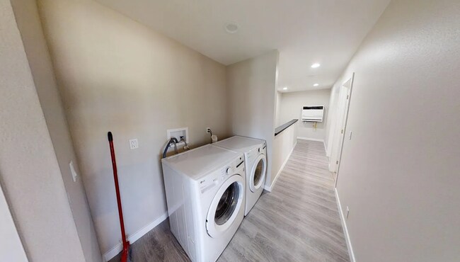 Foto del edificio - 5354-5356 E Falls View Dr