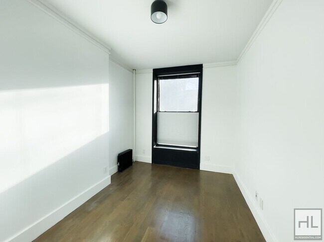Foto del edificio - Spacious 2-Bed 1 Bath / Carroll Gardens