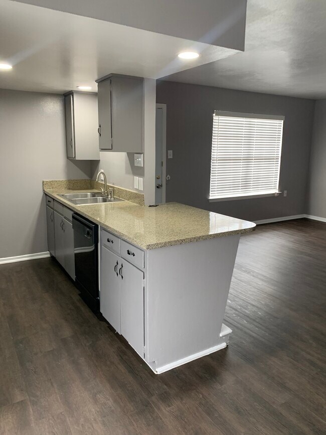 Foto del edificio - 411-411 Ponder Ave