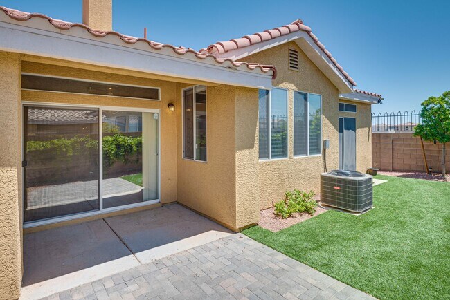 Building Photo - Discover the perfect blend of comfort and ...