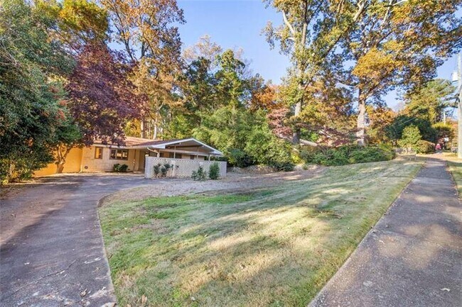 Building Photo - 924 Castle Falls Dr NE