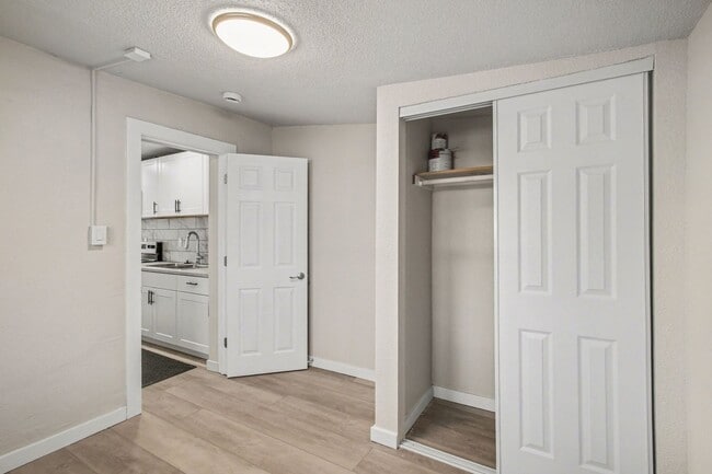 Building Photo - 2 Bedroom Single Family Home*Remodeled* Utilities included in rent!