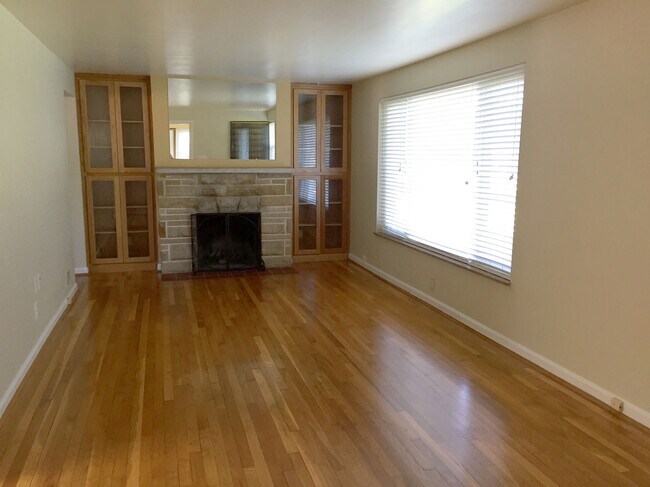 Building Photo - 10678 Bettyray Dr