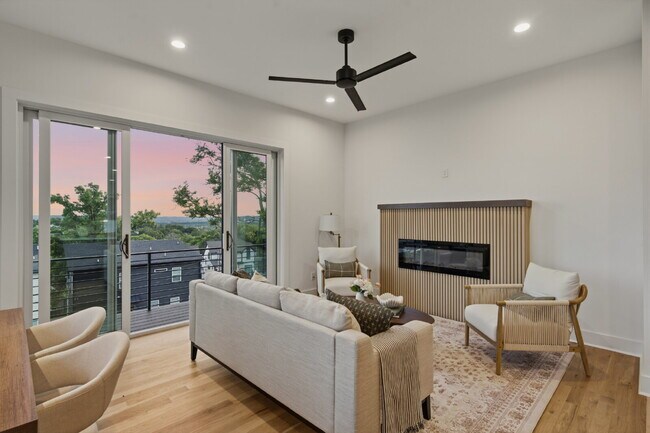 Foto del edificio - "Spacious 4-Bed, 4.5 bath, AMAZING views, fenced in yard