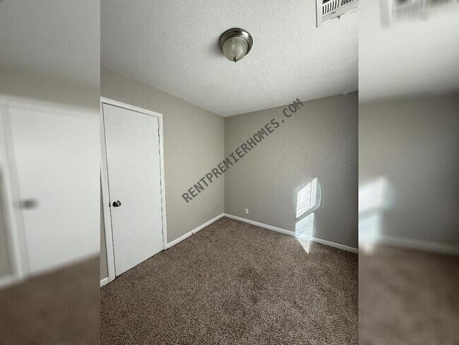 Foto del edificio - 3121 N Lindsay Ave