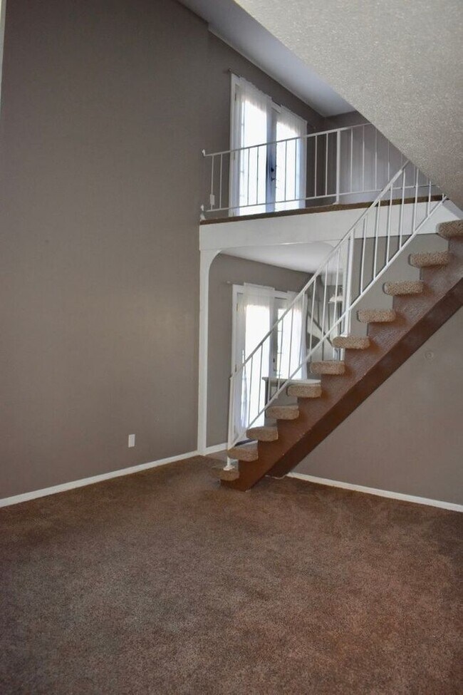 Building Photo - Nice 2 bedroom 2 story condo near Plaza!