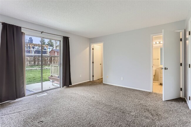 Building Photo - Spacious 5 Bedroom 2 Bath Single Family Home