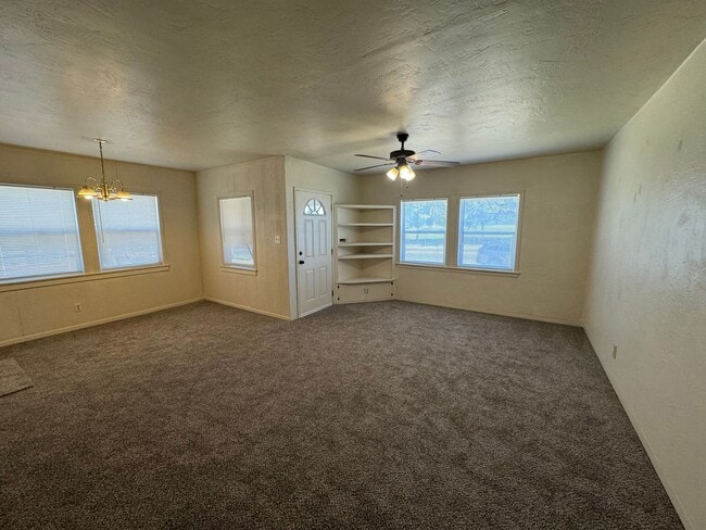 Building Photo - Spacious home near Bakersfield College!