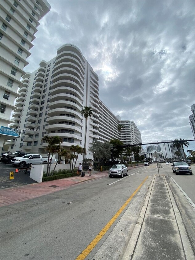 Primary Photo - 5555 Collins Ave
