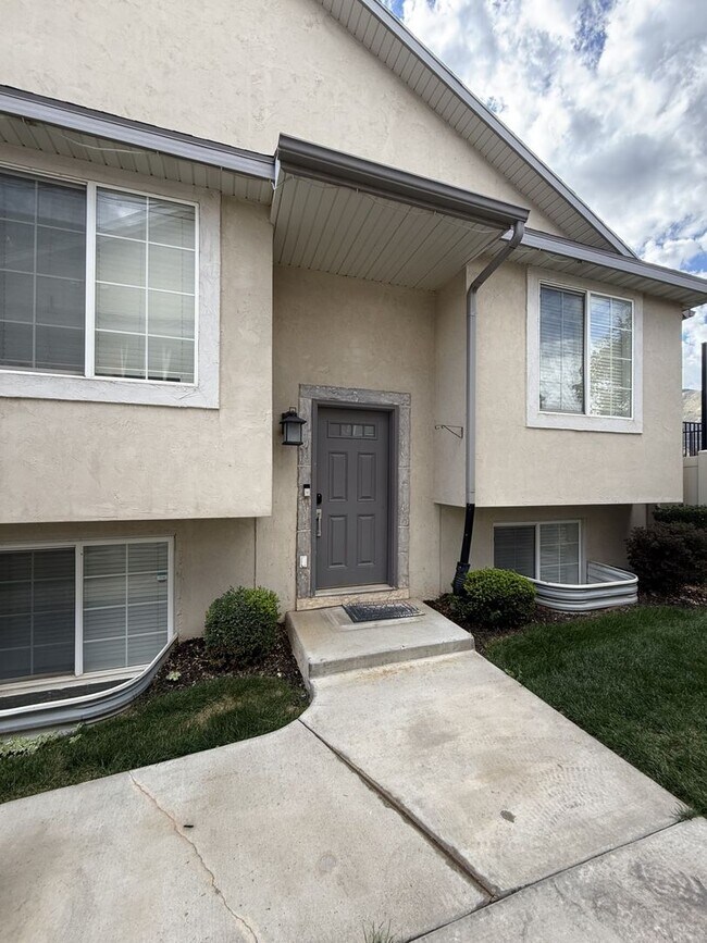 Building Photo - 2962 E Somerset Dr