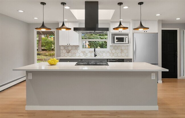Foto del edificio - Stunning Remodeled Hunts Point Home for Rent
