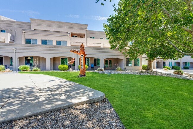 Exterior de la comunidad - Bear Canyon Estates Senior Apartments