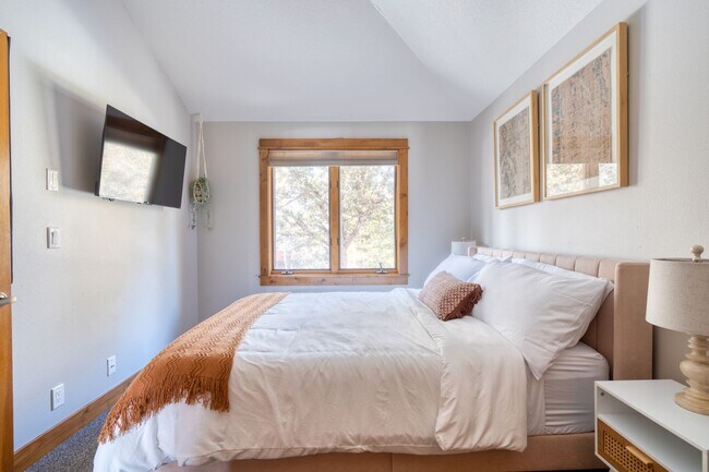 Building Photo - Furnished Bend 3 Bed 2.5 Bath w/ Office, Expansive Backyard and RV Parking
