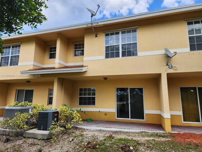 Building Photo - 1357 Avon Ln