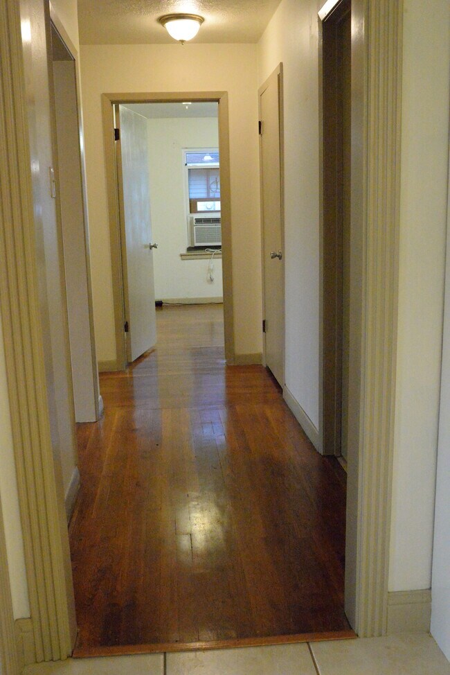 Madera dura en toda la casa. - 307 El Toro St