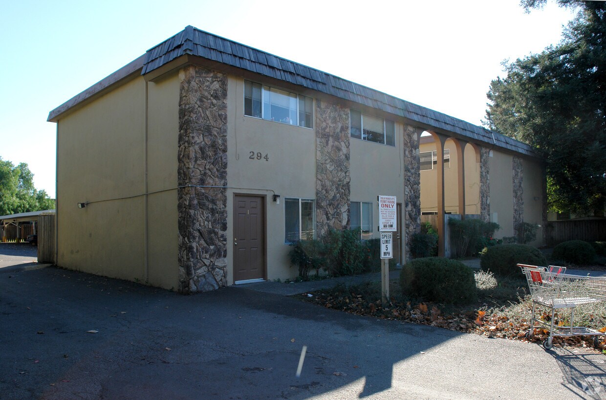 Roblar Manor Apartments in Cotati, CA