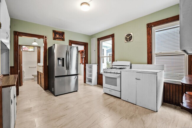 Building Photo - 587 3rd Ave