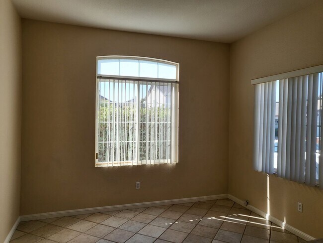 Building Photo - Very Nice Single Story Home