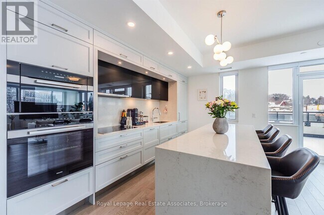 Photo du bâtiment - 259 The Kingsway