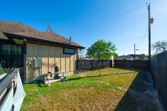 Building Photo - 303 Schneider St