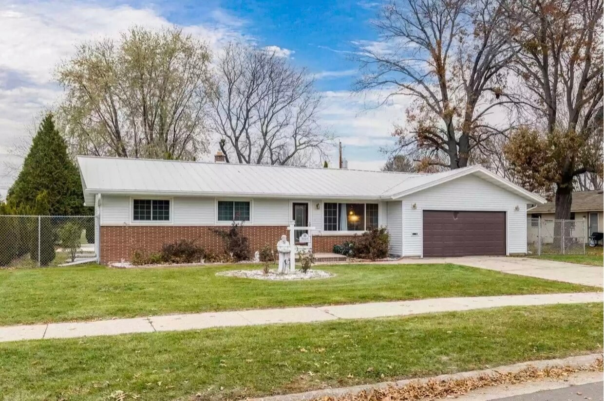 1033 N Claremont Dr, Janesville, WI 53545 House Rental in Janesville