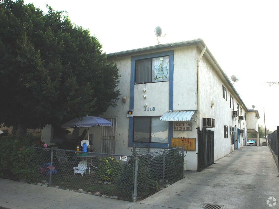 Primary Photo - 3118 Chapman St