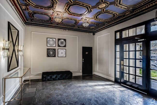 Lobby Photo - La Chandelle