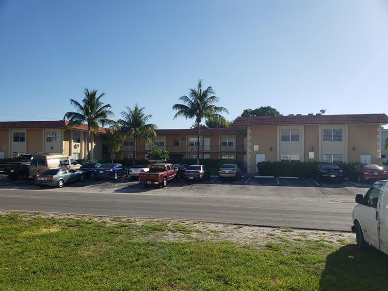 Building Photo - 978 SW 10th Dr
