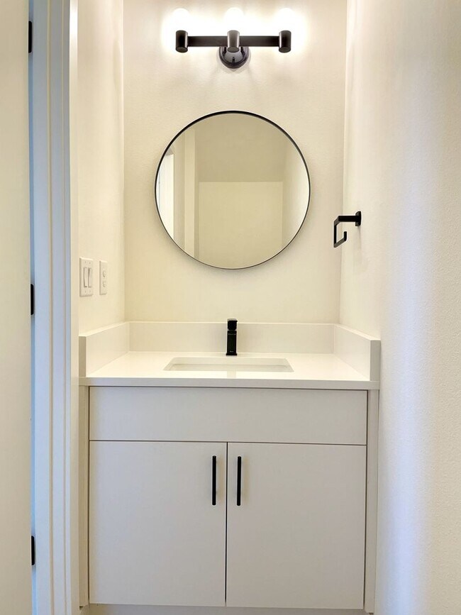 Building Photo - Beautiful townhouse with 2 en-suite bedroo...