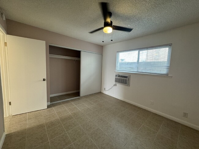 Building Photo - Quiet 2 bedroom 1 bath upstairs condo for ...